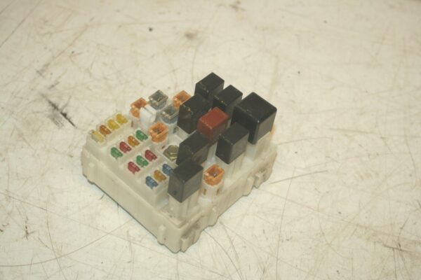 (99) TOYOTA RAV 4 3 DOOR. FUSE BOX BOARD RELAYS