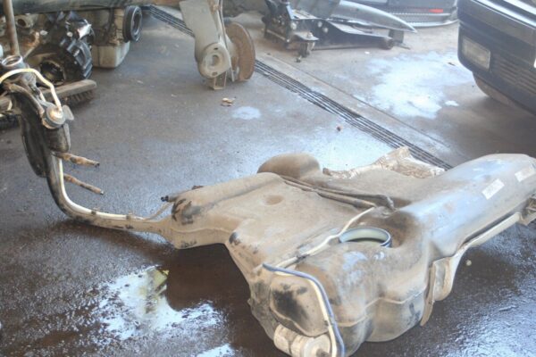 2004 VOLKSWAGEN CONVERTIBLE BEETLE 1.8T. PETROL FUEL TANK - Image 3