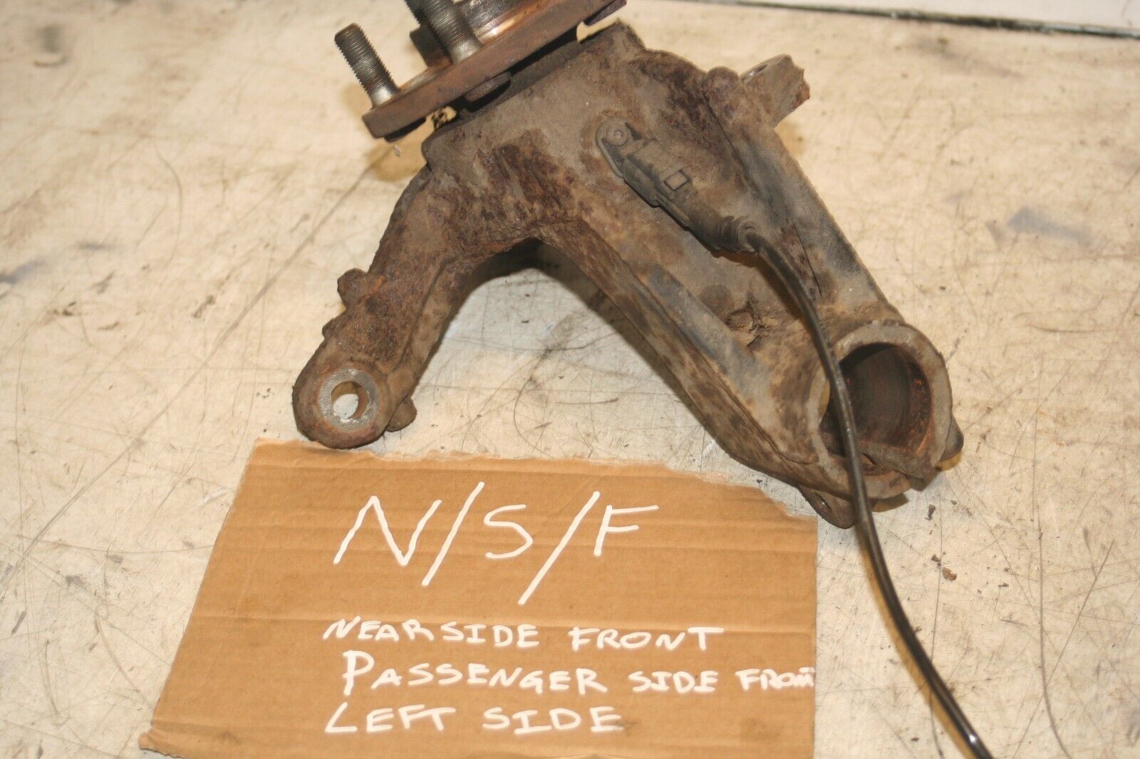 2011 FORD S MAX TITANIUM ECOBOOST. PASSENGER FRONT WHEEL HUB STUB AXLE WITH ABS