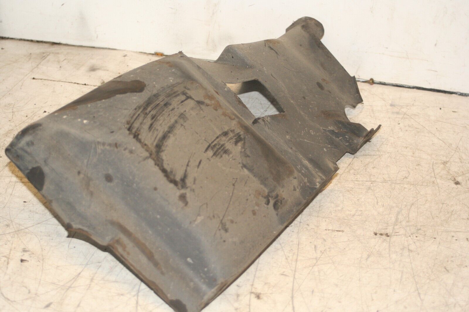 2004 VOLKSWAGEN CONVERTIBLE BEETLE 1.8T. UNDER ENGINE GUARD TRIM - Image 2