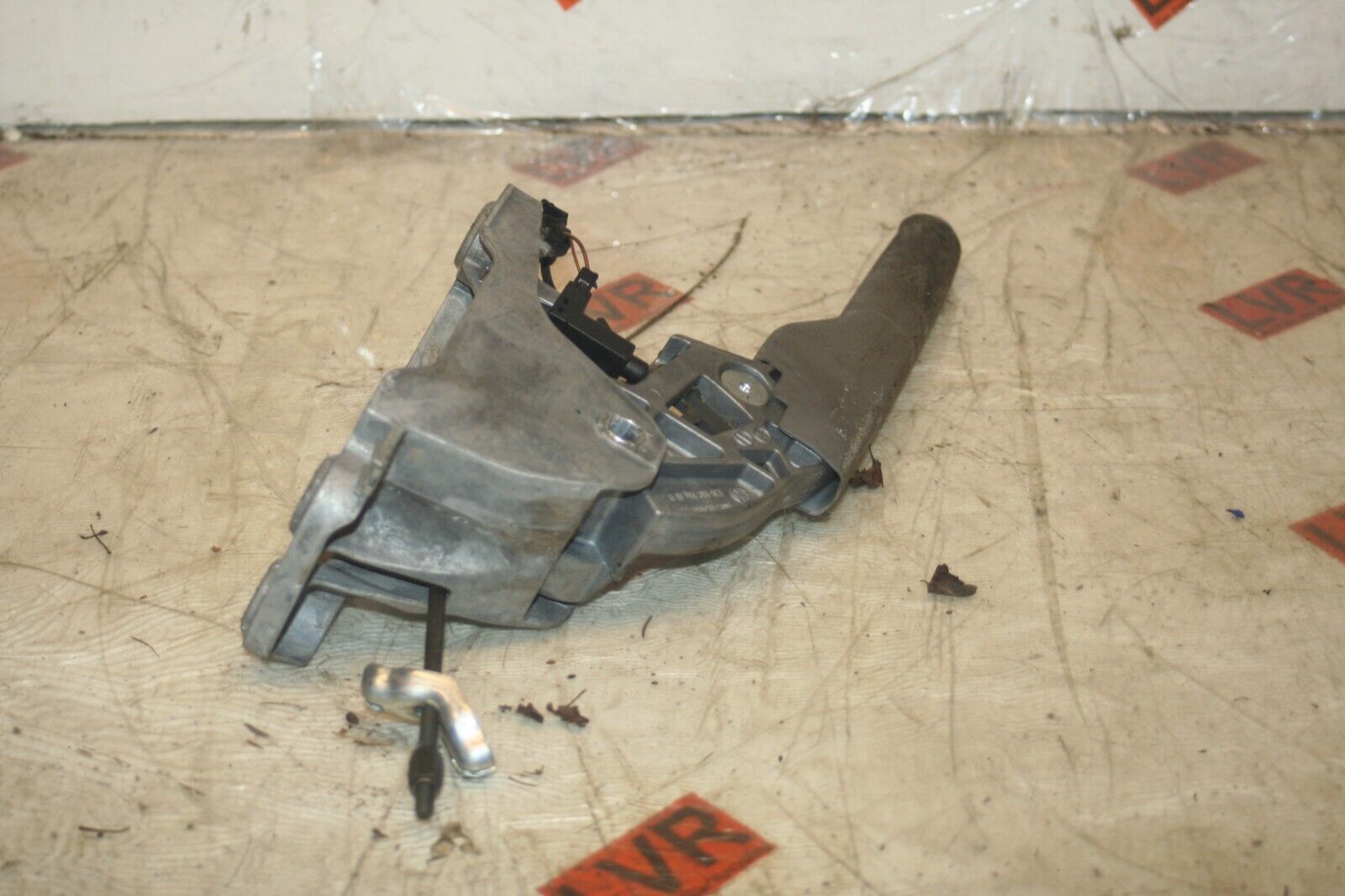 2005 VOLKSWAGEN GOLF MK5. HANDBRAKE LEVER - Image 2