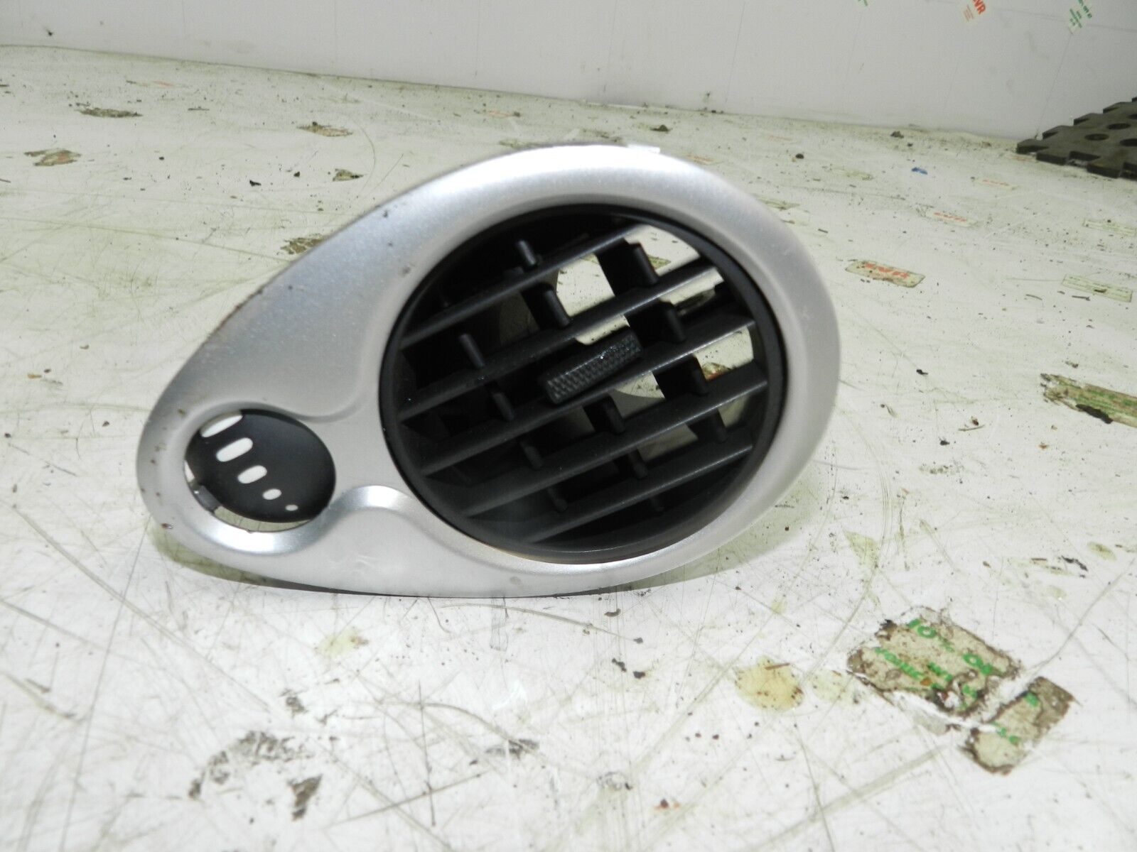 (126) RENAULT CLIO MK3 FACELIFT. AIR VENT