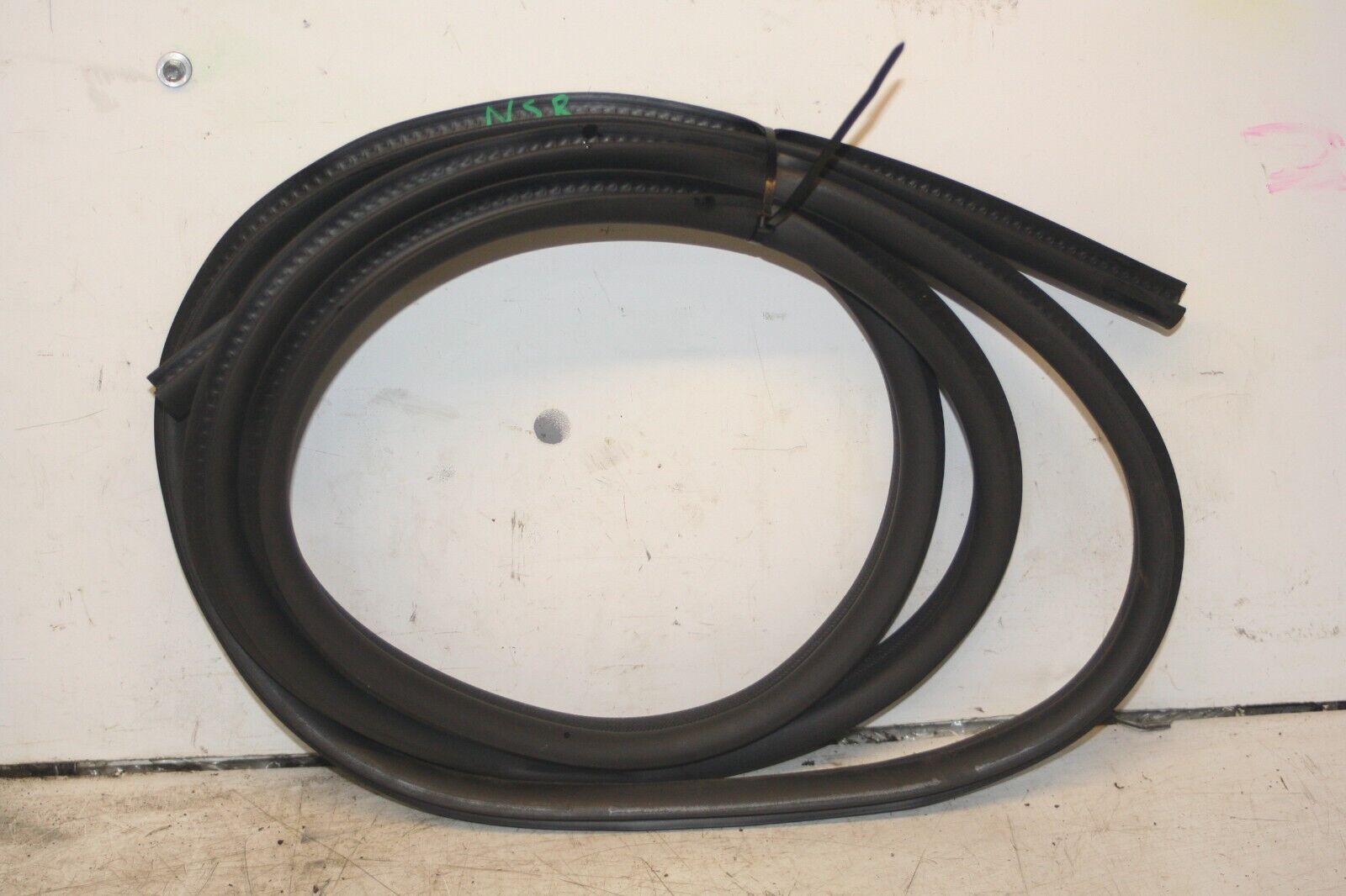 2011 FORD S MAX TITANIUM ECOBOOST. PASSENGER SIDE REAR DOOR SEAL RUBBER