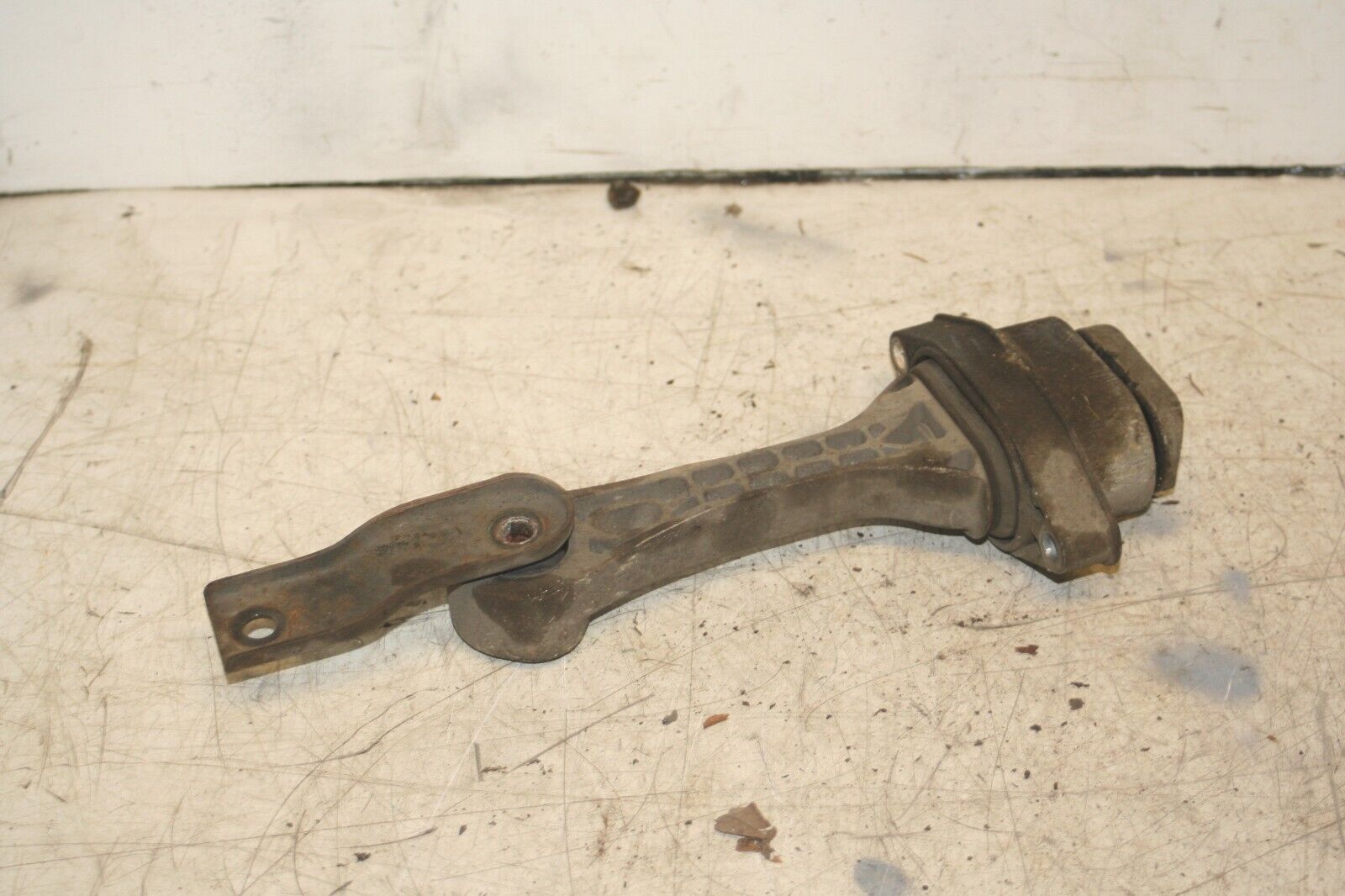2004 VOLKSWAGEN CONVERTIBLE BEETLE 1.8T. ENGINE LOWER DOGBONE MOUNT