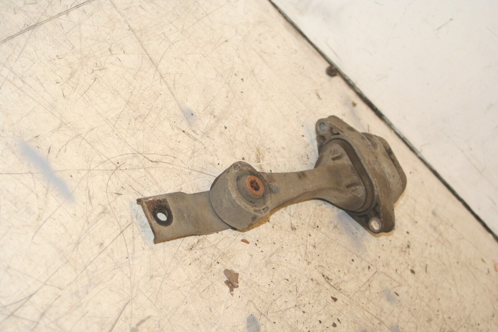 2004 VOLKSWAGEN CONVERTIBLE BEETLE 1.8T. ENGINE LOWER DOGBONE MOUNT - Image 2