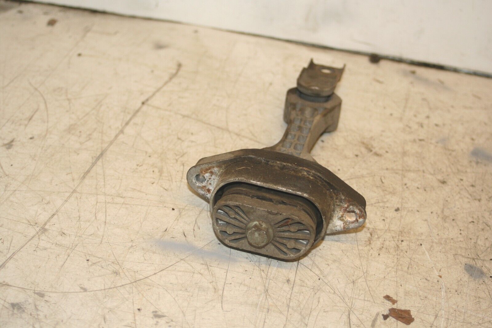 2004 VOLKSWAGEN CONVERTIBLE BEETLE 1.8T. ENGINE LOWER DOGBONE MOUNT - Image 3