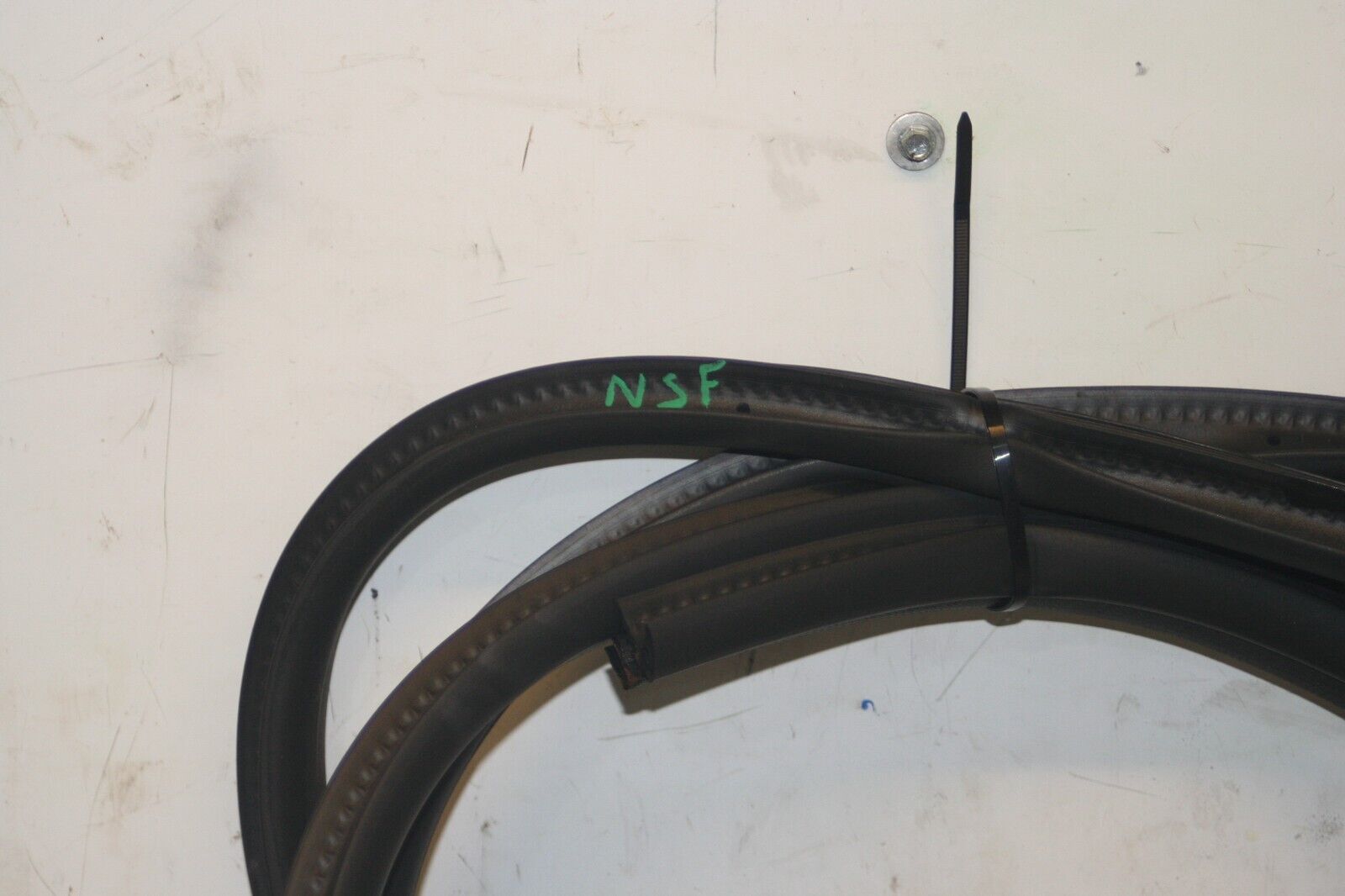 2011 FORD S MAX TITANIUM ECOBOOST. PASSENGER SIDE FRONT DOOR SEAL RUBBER - Image 2