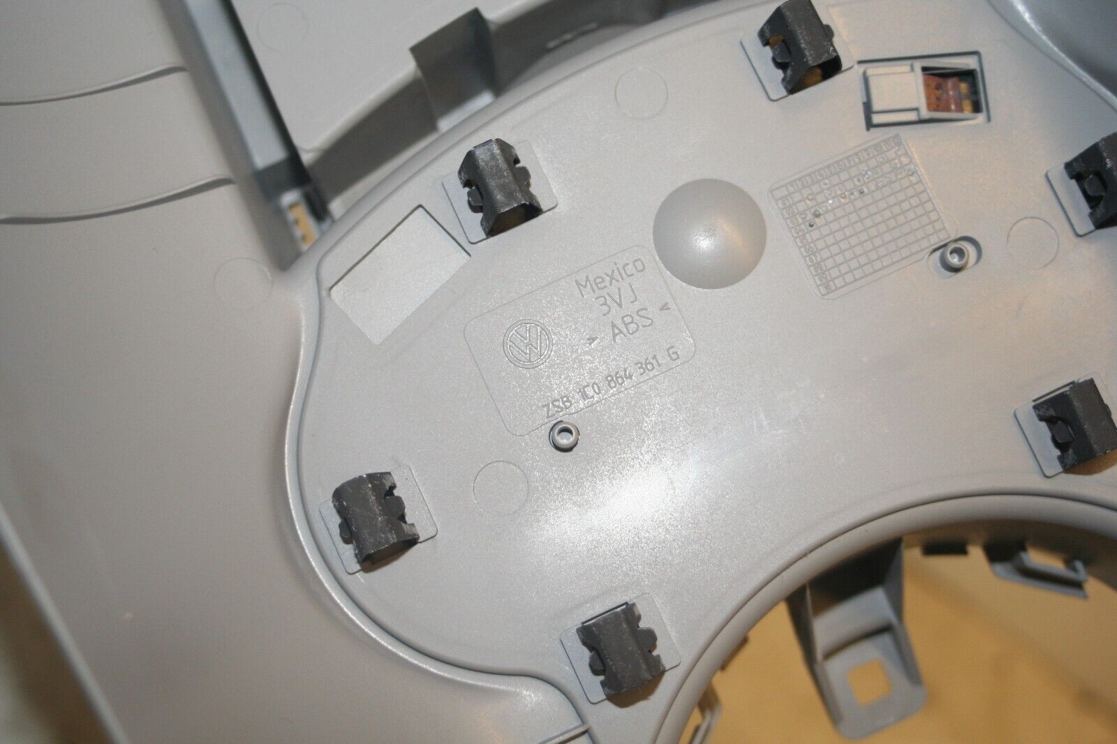 2004 VOLKSWAGEN CONVERTIBLE BEETLE 1.8T. CENTRE CONSOLE TRIM - Image 4