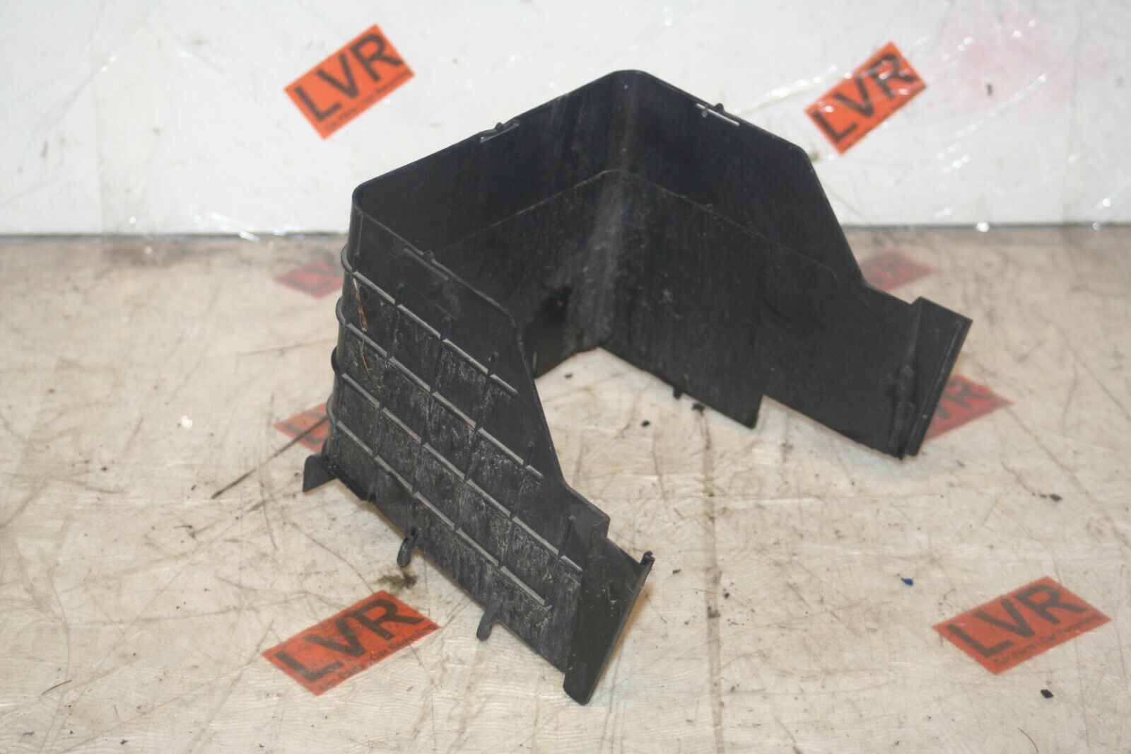 2005 VOLKSWAGEN GOLF MK5. BATTERY TRAY SIDE PANEL COVER - Image 2