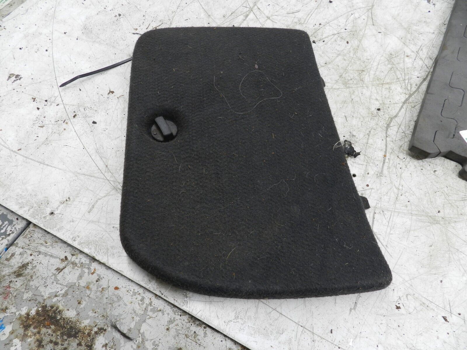 (133) 2005 TOYOTA AVENSIS. BOOT CARPET STORAGE COVER
