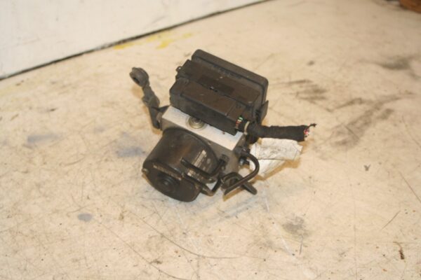 2004 VOLKSWAGEN CONVERTIBLE BEETLE 1.8T. ABS PUMP 1C09073790 - Image 2