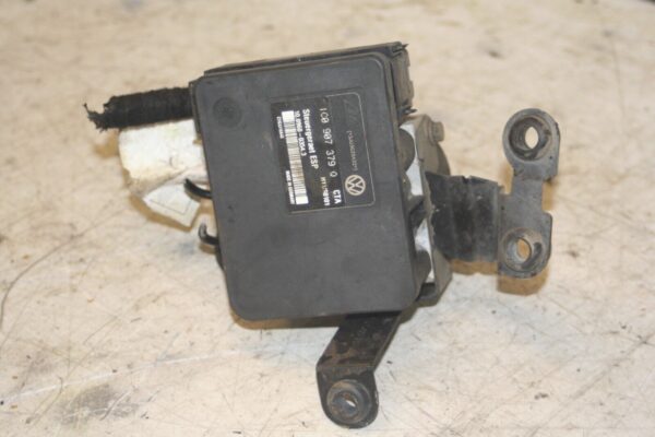 2004 VOLKSWAGEN CONVERTIBLE BEETLE 1.8T. ABS PUMP 1C09073790 - Image 5