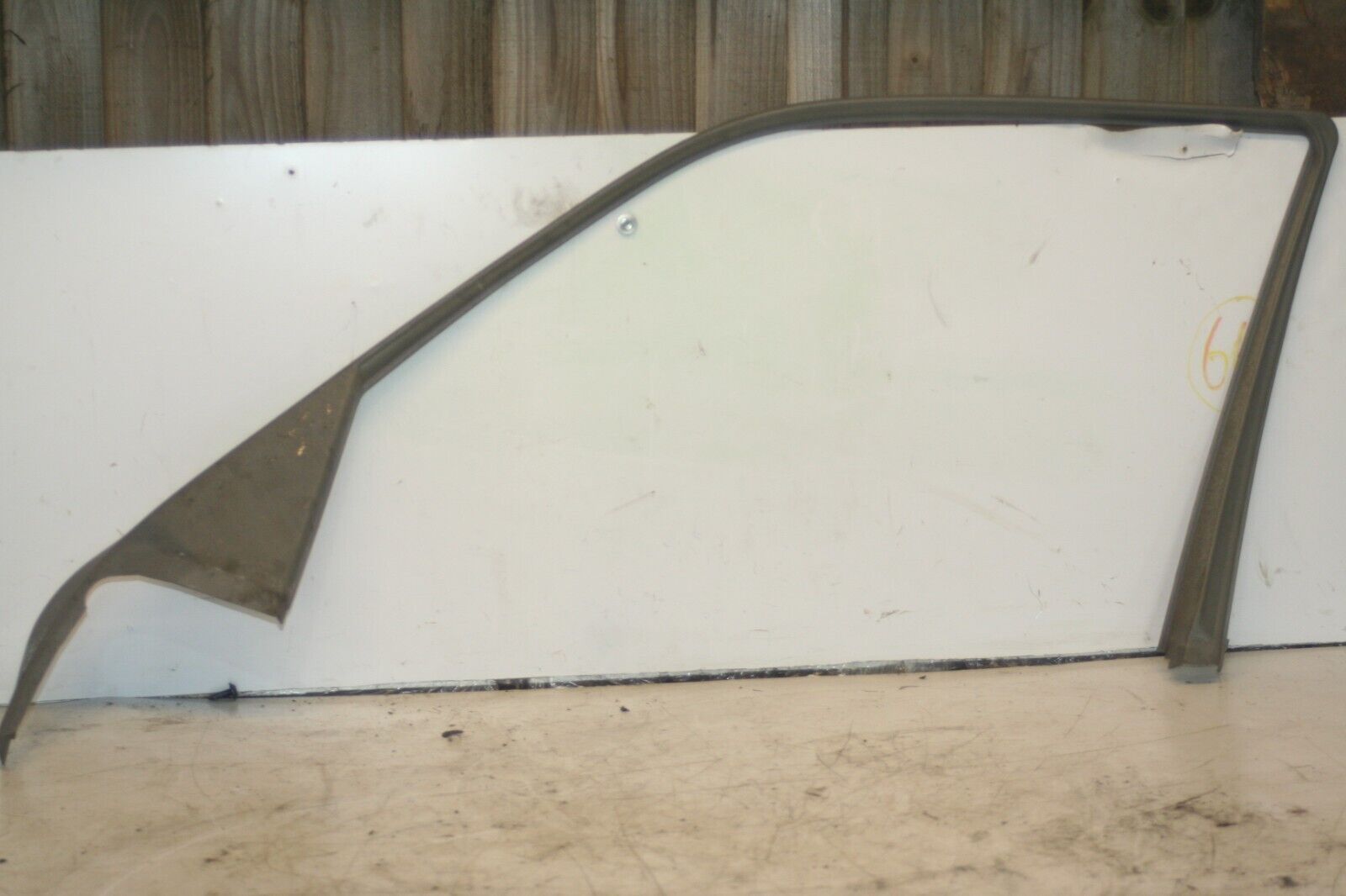 2000 MERCEDES C CLASS W202. DRIVER SIDE FRONT WINDOW SURROUND TRIM