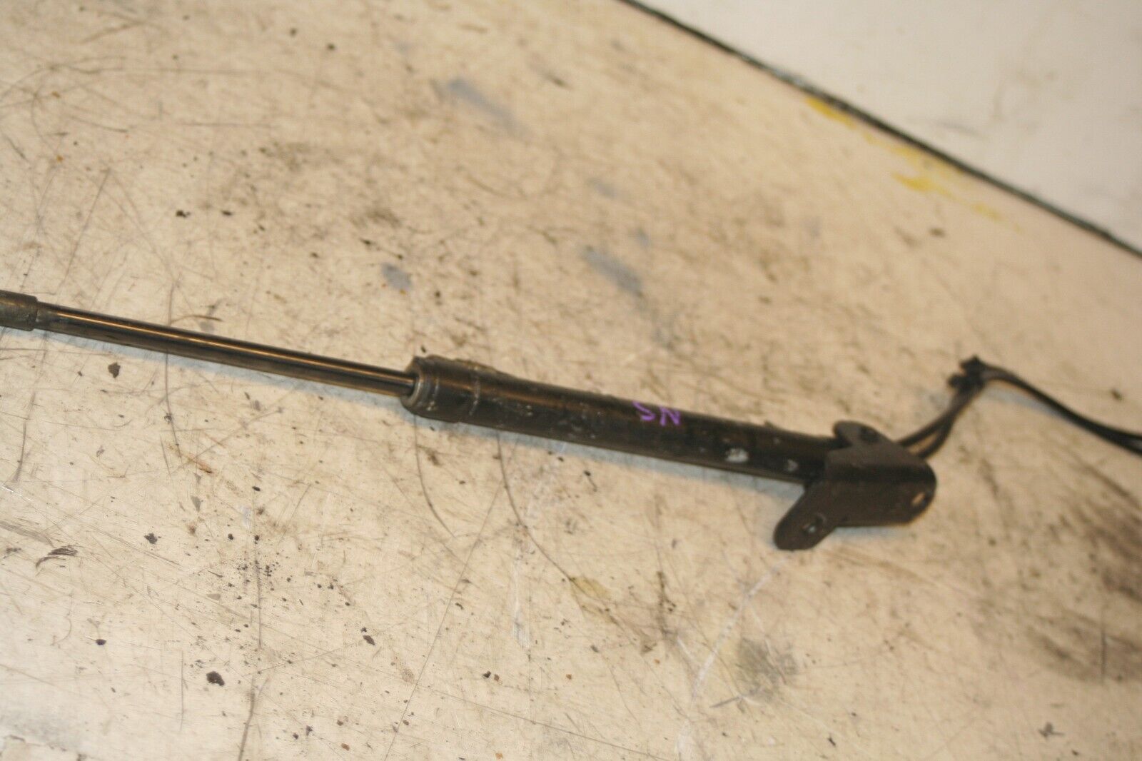 2004 VOLKSWAGEN CONVERTIBLE BEETLE 1.8T. PASSENGER SIDE HYDRAULIC ROOF STRUT