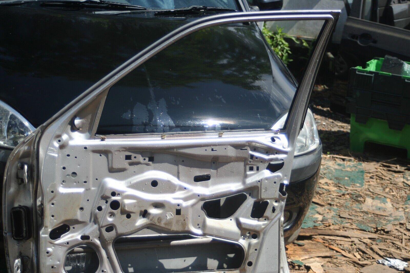 2000 MERCEDES C CLASS W202. DRIVER SIDE FRONT DOOR SHELL IN SILVER - Image 4