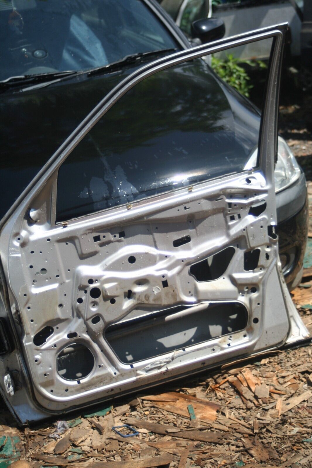 2000 MERCEDES C CLASS W202. DRIVER SIDE FRONT DOOR SHELL IN SILVER - Image 5