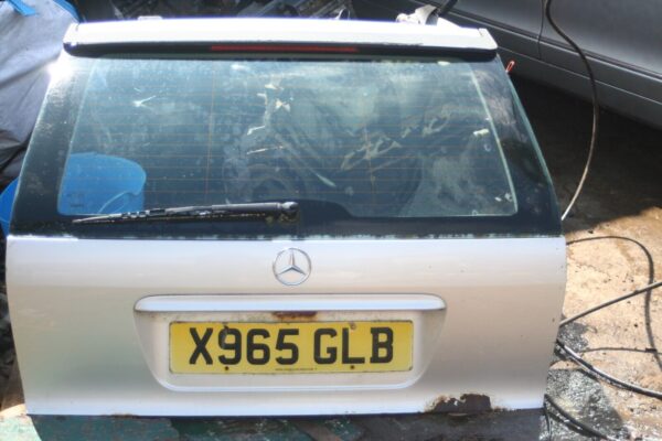 2000 MERCEDES C CLASS W202. BOOT LID TAILGATE COMPLETE IN SILVER RUSTED - Image 2