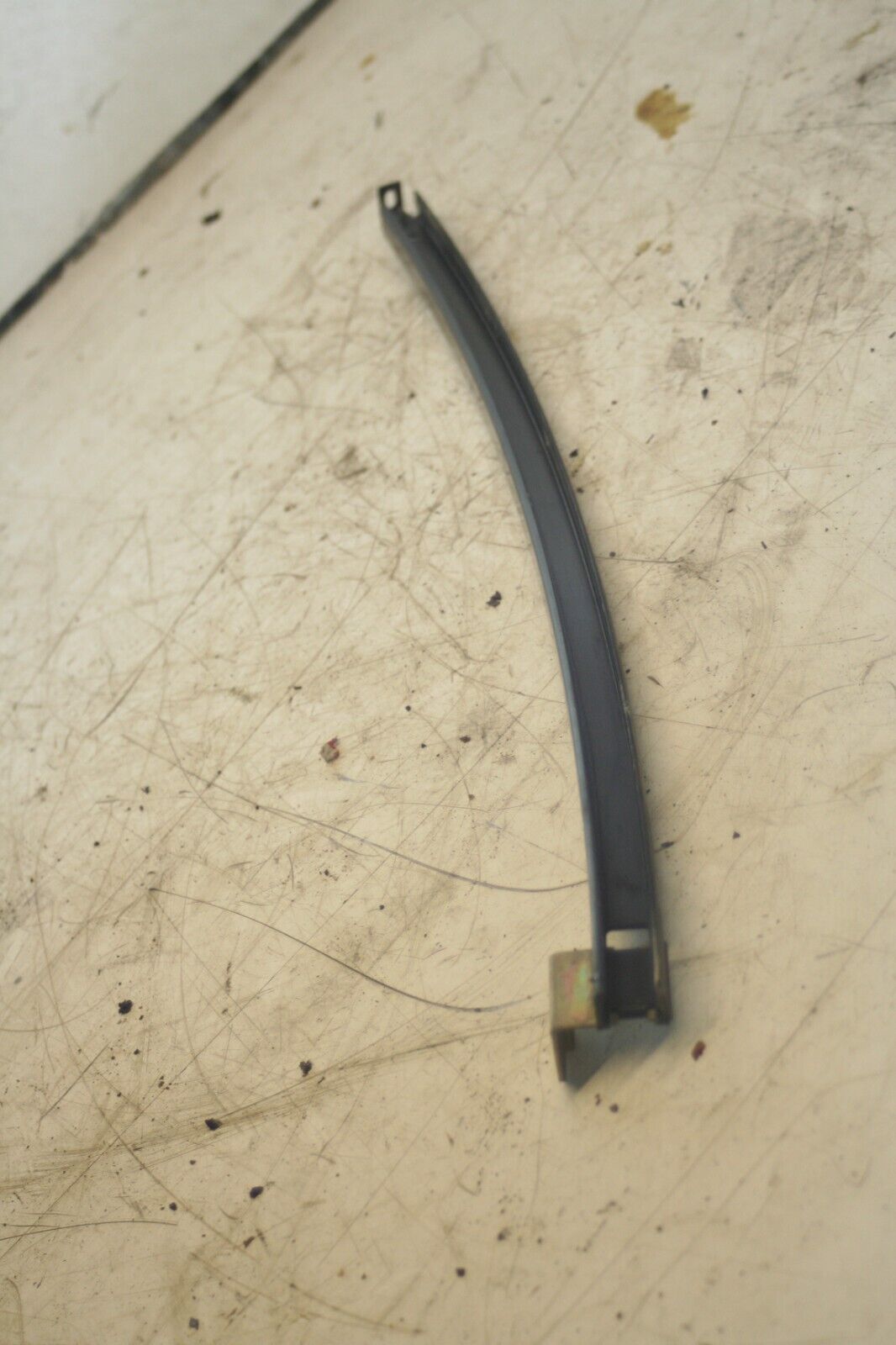 2000 MERCEDES C CLASS W202. PASSENGER SIDE REAR WINDOW RUNNER GUIDE - Image 3