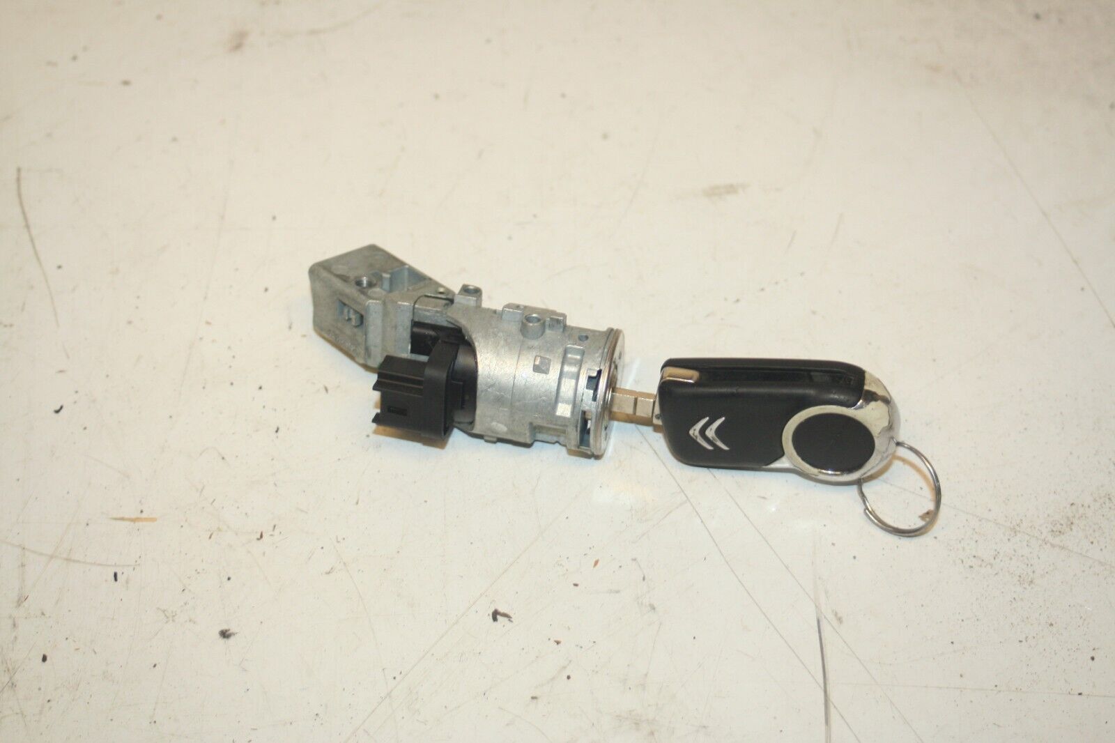 2010 CITROEN DS3. IGNITION BARREL AND KEY + FUEL CAP (1060+61) - Image 2
