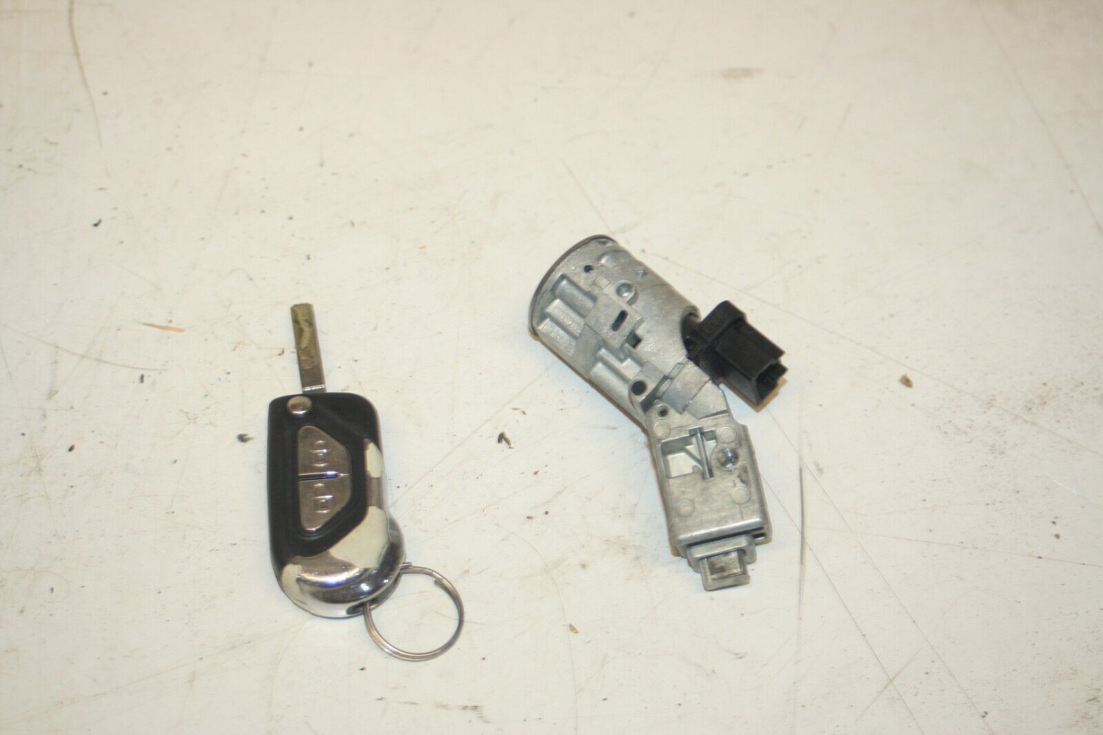 2010 CITROEN DS3. IGNITION BARREL AND KEY + FUEL CAP (1060+61) - Image 3