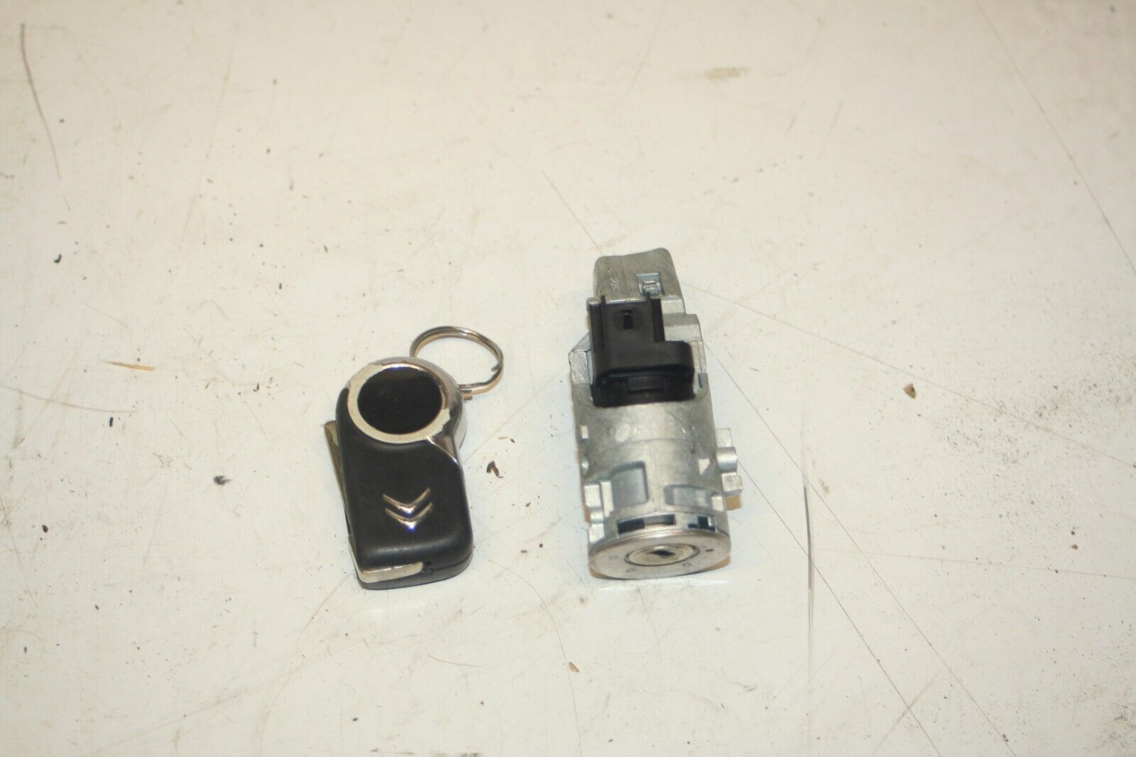 2010 CITROEN DS3. IGNITION BARREL AND KEY + FUEL CAP (1060+61) - Image 4