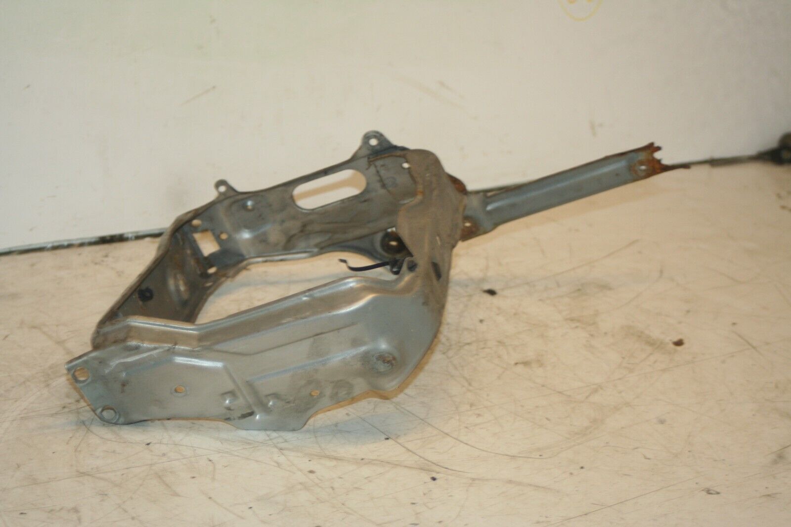 2000 MERCEDES C CLASS W202. HEADLIGHT FRAME SURROUND DRIVERS SIDE - Image 2