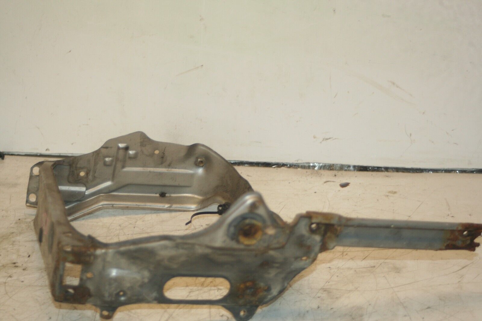 2000 MERCEDES C CLASS W202. HEADLIGHT FRAME SURROUND DRIVERS SIDE - Image 3