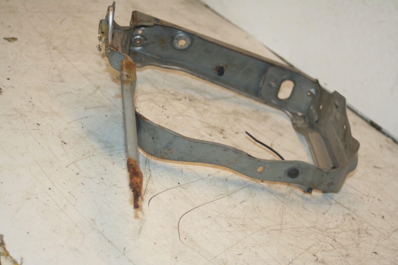 2000 MERCEDES C CLASS W202. HEADLIGHT FRAME SURROUND DRIVERS SIDE - Image 4