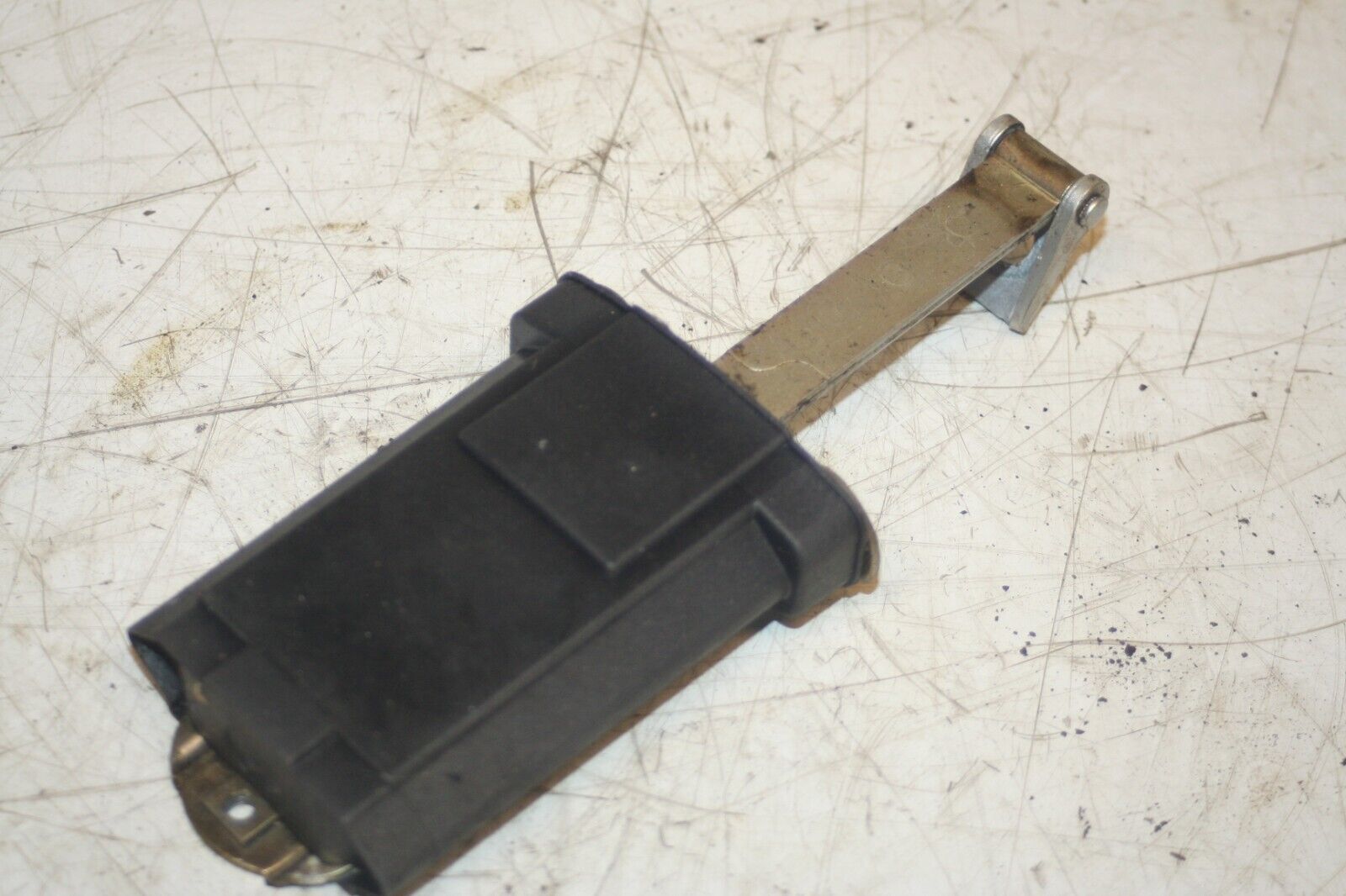 2000 MERCEDES C CLASS W202. PASSENGER SIDE FRONT DOOR STAY CHECK STRAP - Image 2