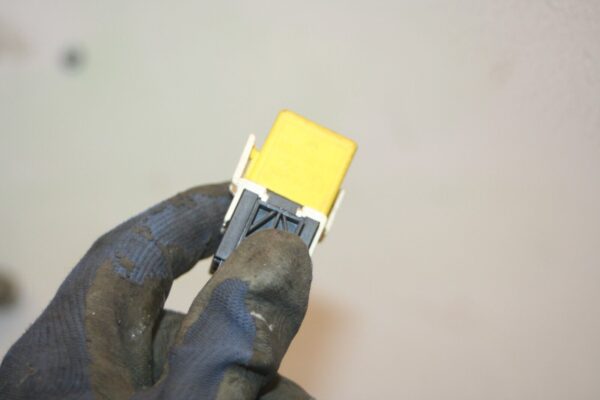 2000 MERCEDES C CLASS W202. YELLOW RELAY - Image 5