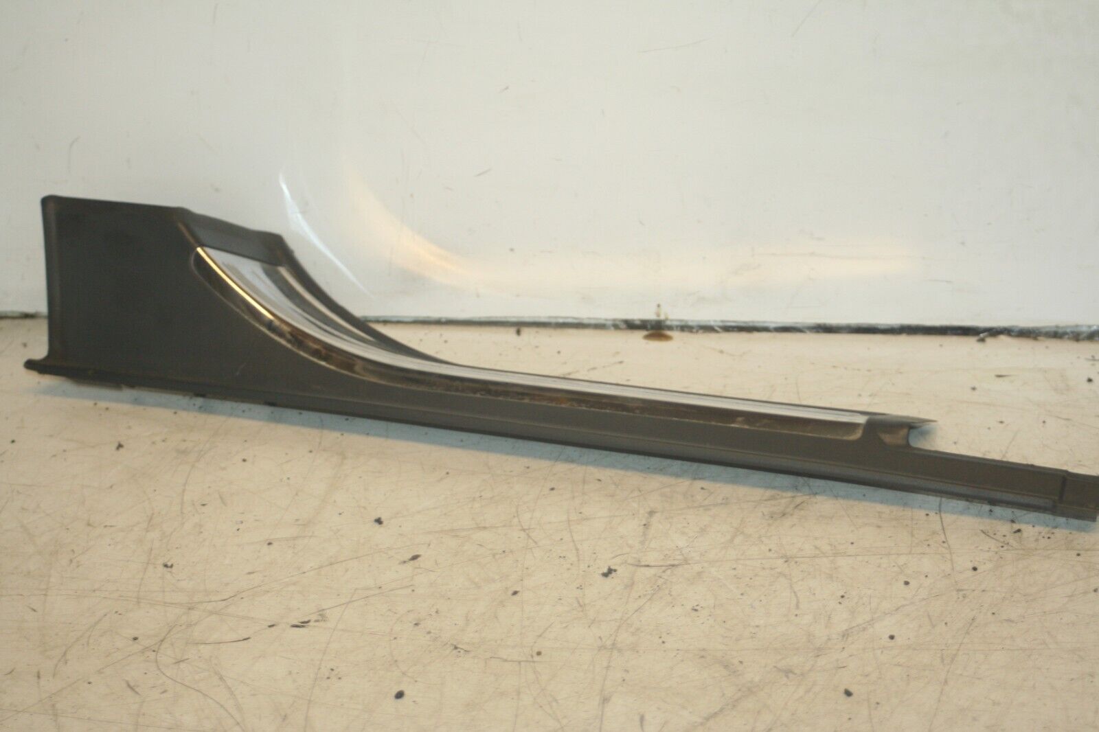 2005 MERCEDES S CLASS W220. DRIVER SIDE REAR SILL TRIM A2206805235
