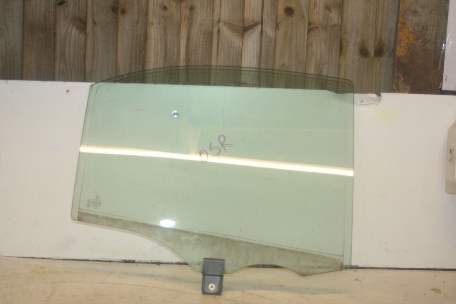 2005 MERCEDES S CLASS W220. DRIVER SIDE REAR WINDOW GLASS