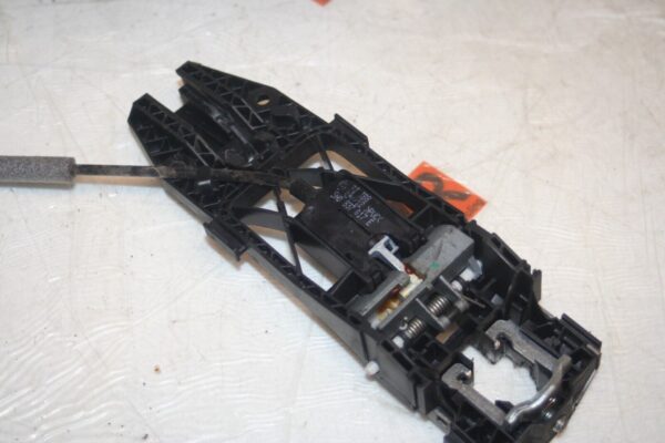 2013 VOLKSWAGEN POLO MK5 6R 1.2 DIESEL. DRIVER SIDE DOOR HANDLE FRAME - Image 2