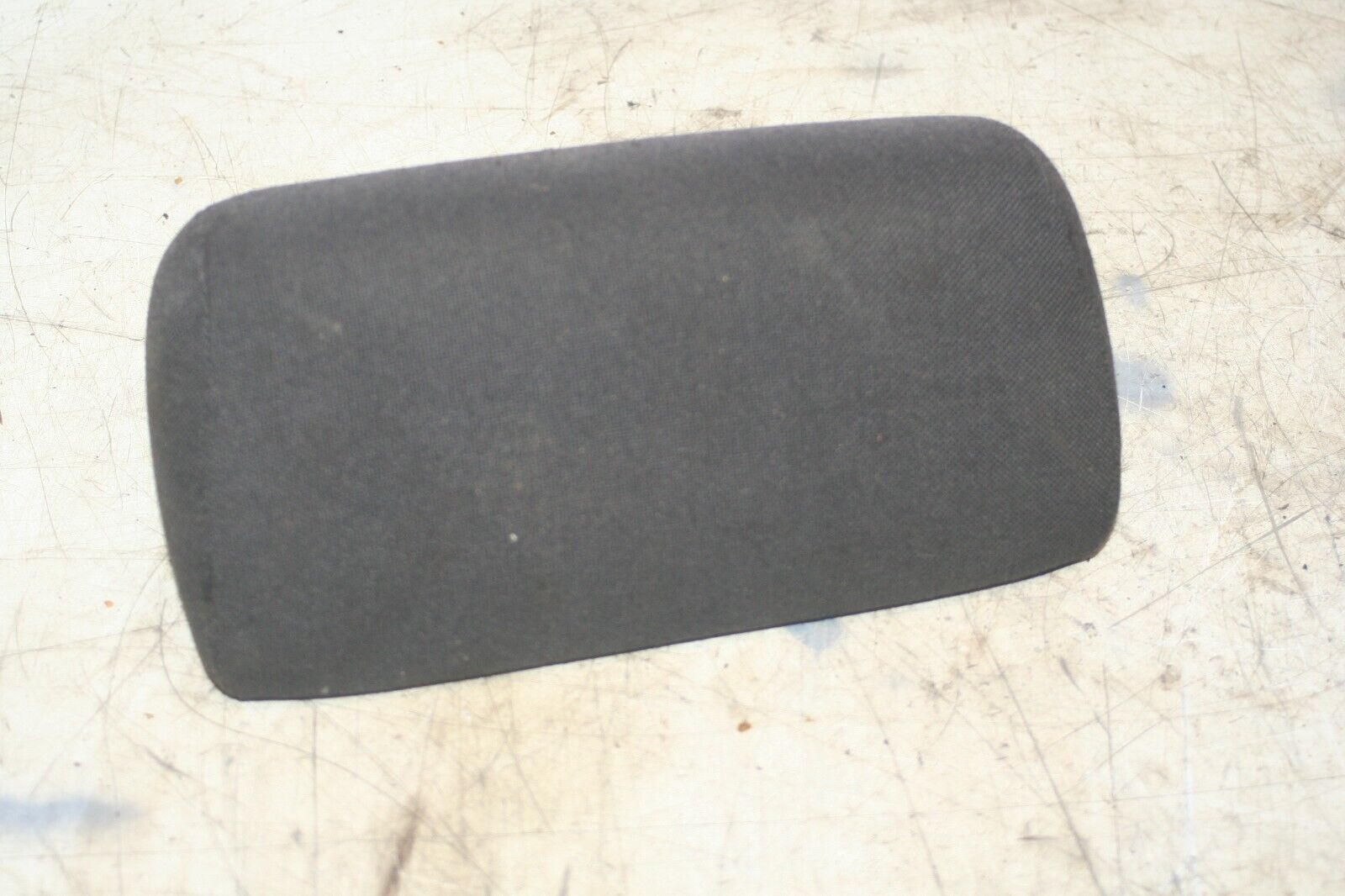 2004 VOLKSWAGEN CONVERTIBLE BEETLE 1.8T. REAR HEAD REST