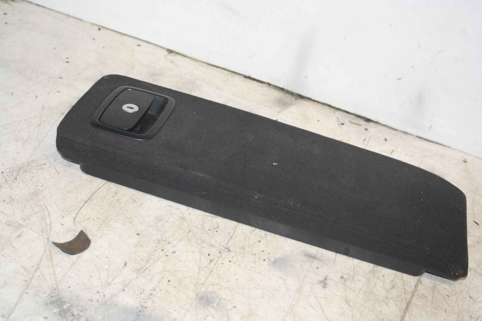 2004 VOLKSWAGEN CONVERTIBLE BEETLE 1.8T. REAR SEAT STORAGE COMPARTMENT LID