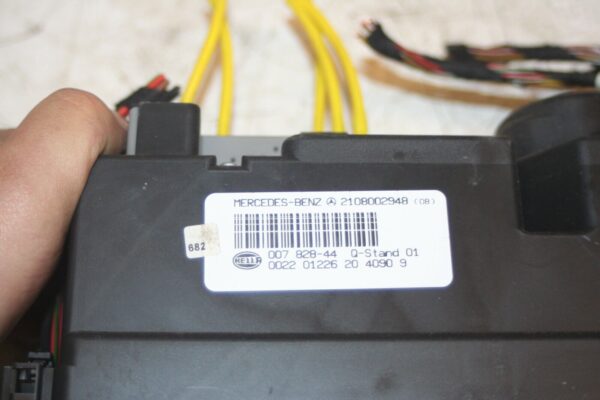 2000 MERCEDES C CLASS W202. CENTRAL LOCKING PUMP MOTOR ACTUATOR 2108002948 - Image 6