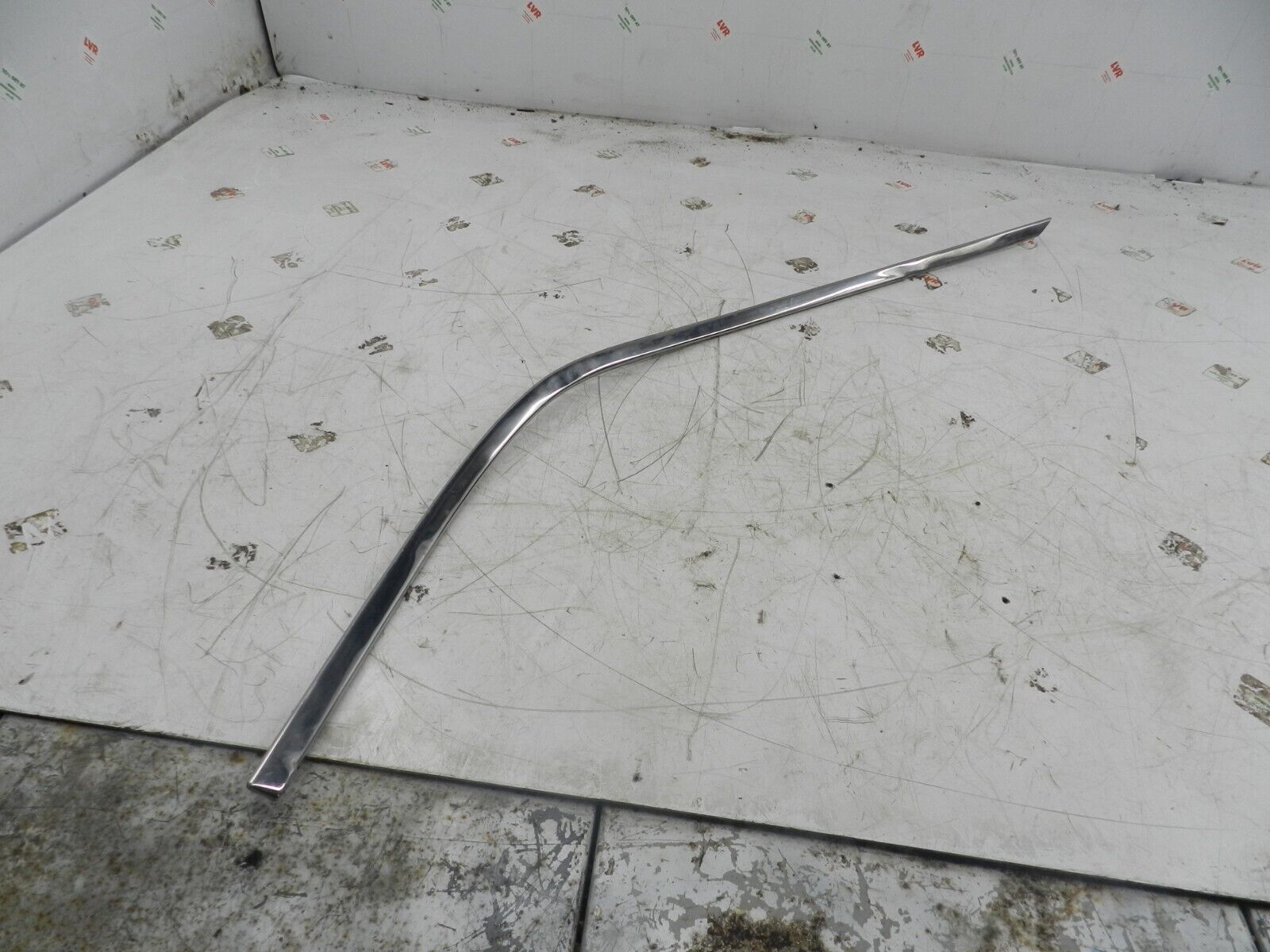 1993 FORD GRANADA DORCHESTER. DRIVER SIDE FRONT WINDOW CHROME TRIM