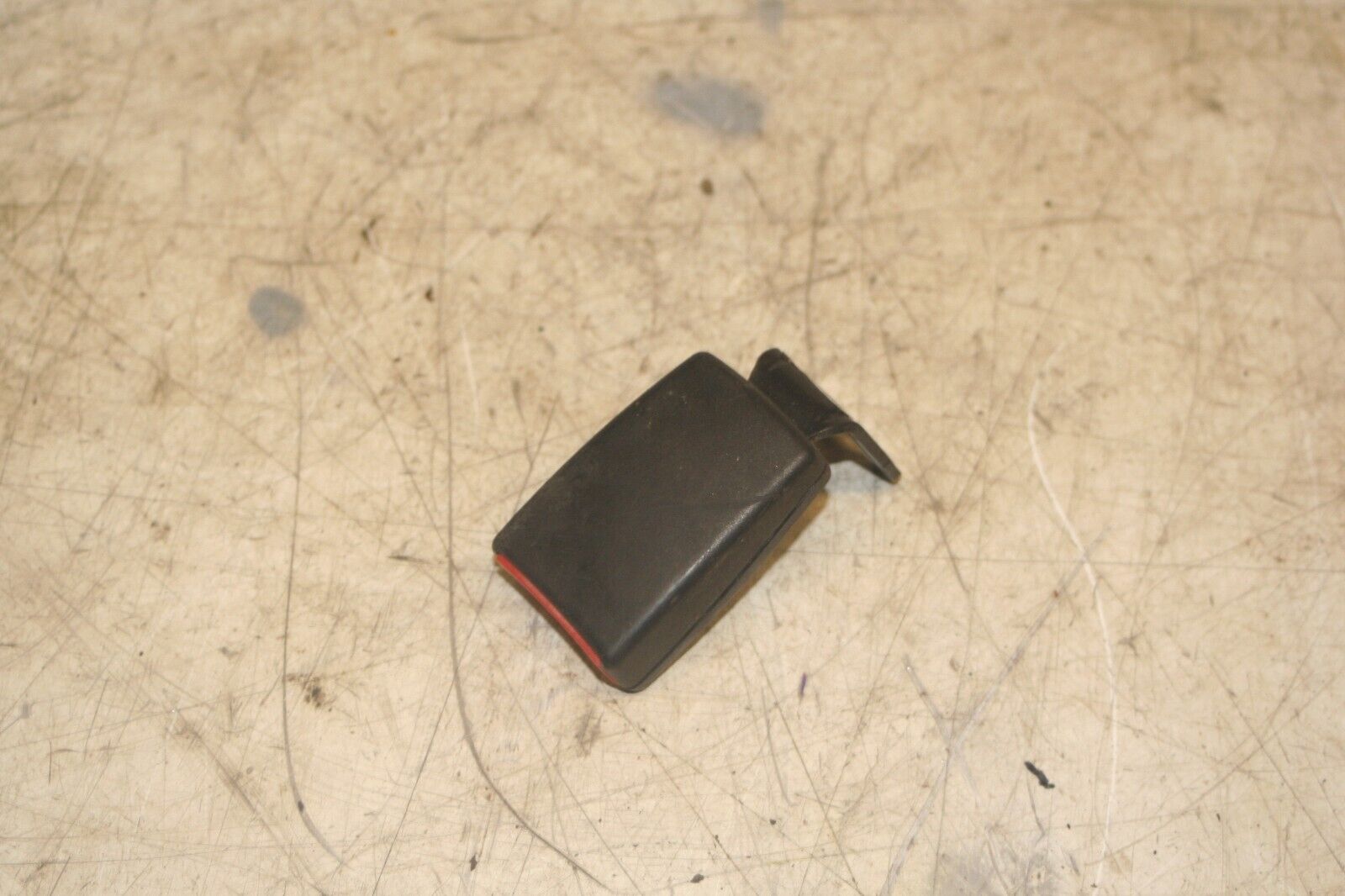 2004 VOLKSWAGEN CONVERTIBLE BEETLE 1.8T. SEAT BELT BUCKLE CLIP