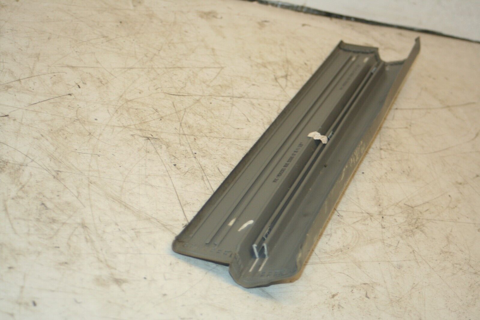 2000 MERCEDES C CLASS W202. FLOOR SILL KICK PLATE - Image 3