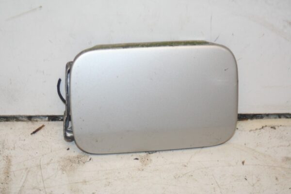 2000 MERCEDES C CLASS W202. FUEL FLAP CAP SILVER - Image 2
