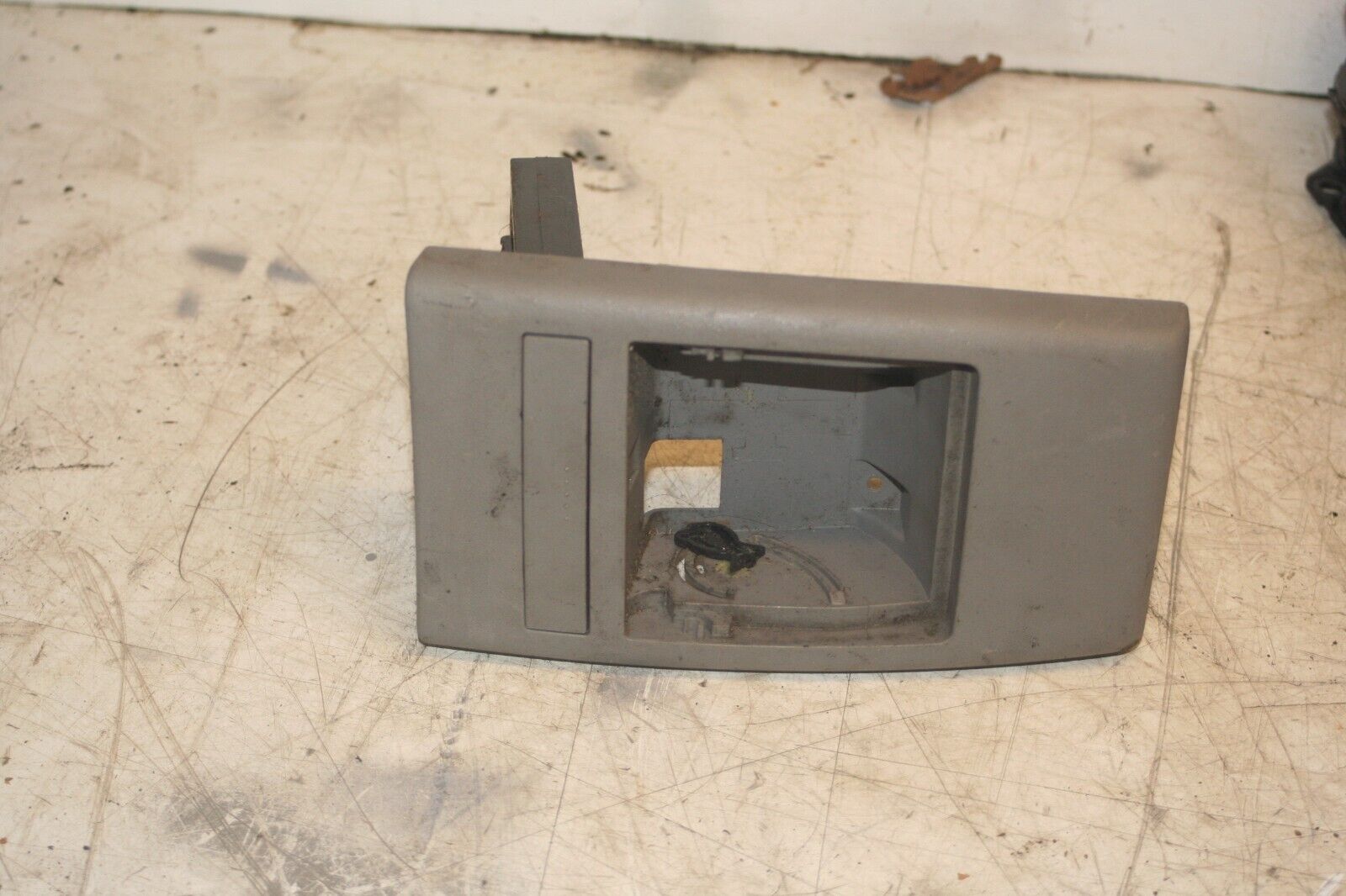 2004 VOLKSWAGEN CONVERTIBLE BEETLE 1.8T. CENTRE CONSOLE CUP HOLDER TRIM