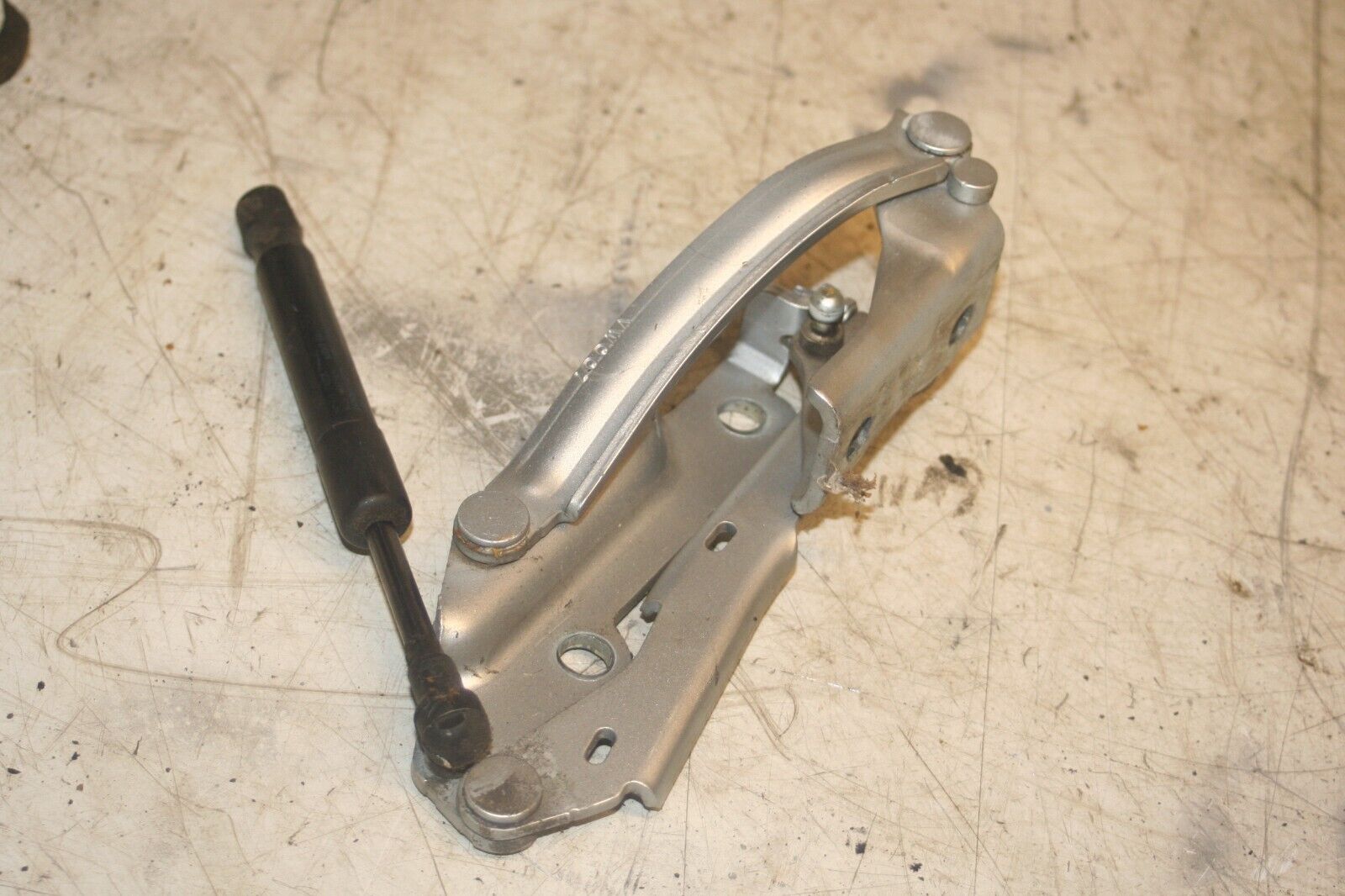 2004 VOLKSWAGEN CONVERTIBLE BEETLE 1.8T. BONNET HINGE + GAS STRUT