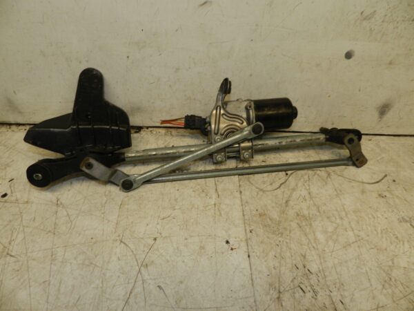 2014 BMW 1 SERIES F21 118D. FRONT WIPER MOTOR AND LINKAGE 7267504