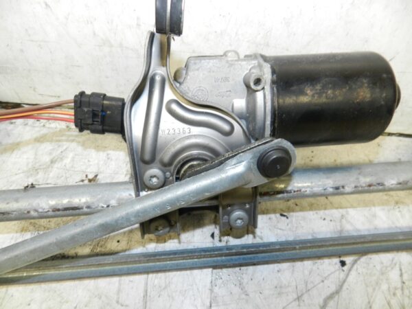 2014 BMW 1 SERIES F21 118D. FRONT WIPER MOTOR AND LINKAGE 7267504 - Image 2