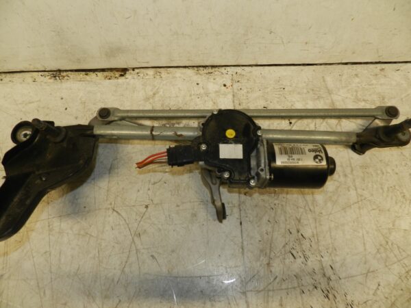 2014 BMW 1 SERIES F21 118D. FRONT WIPER MOTOR AND LINKAGE 7267504 - Image 3