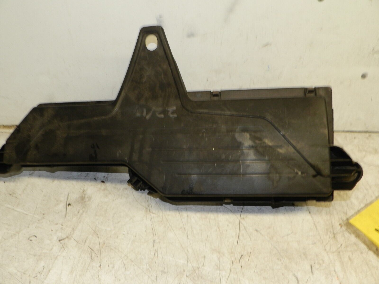 2014 BMW 1 SERIES F21 118D. AIR FILTER HOUSNG BOX 70599484