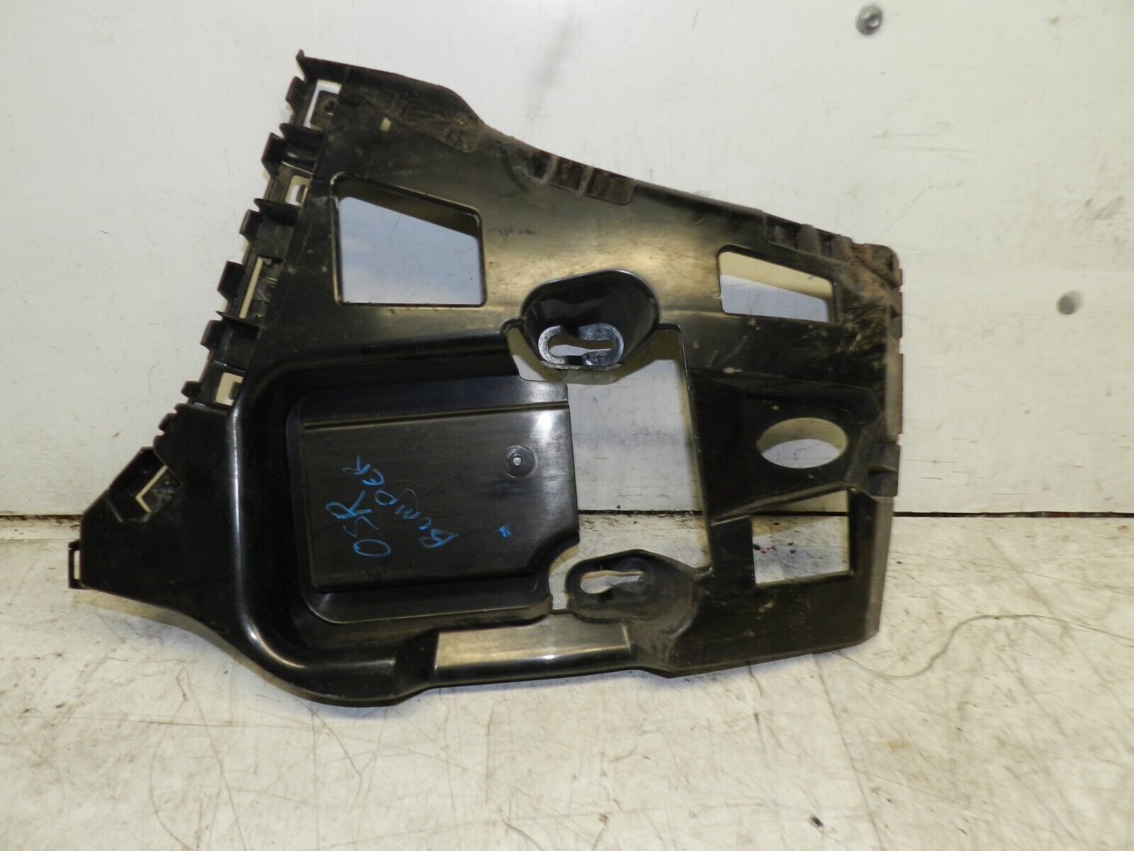2014 BMW 1 SERIES F21 118D. DRIVER SIDE REAR BUMPER FRAME SUPPORT BRACKET - Image 2