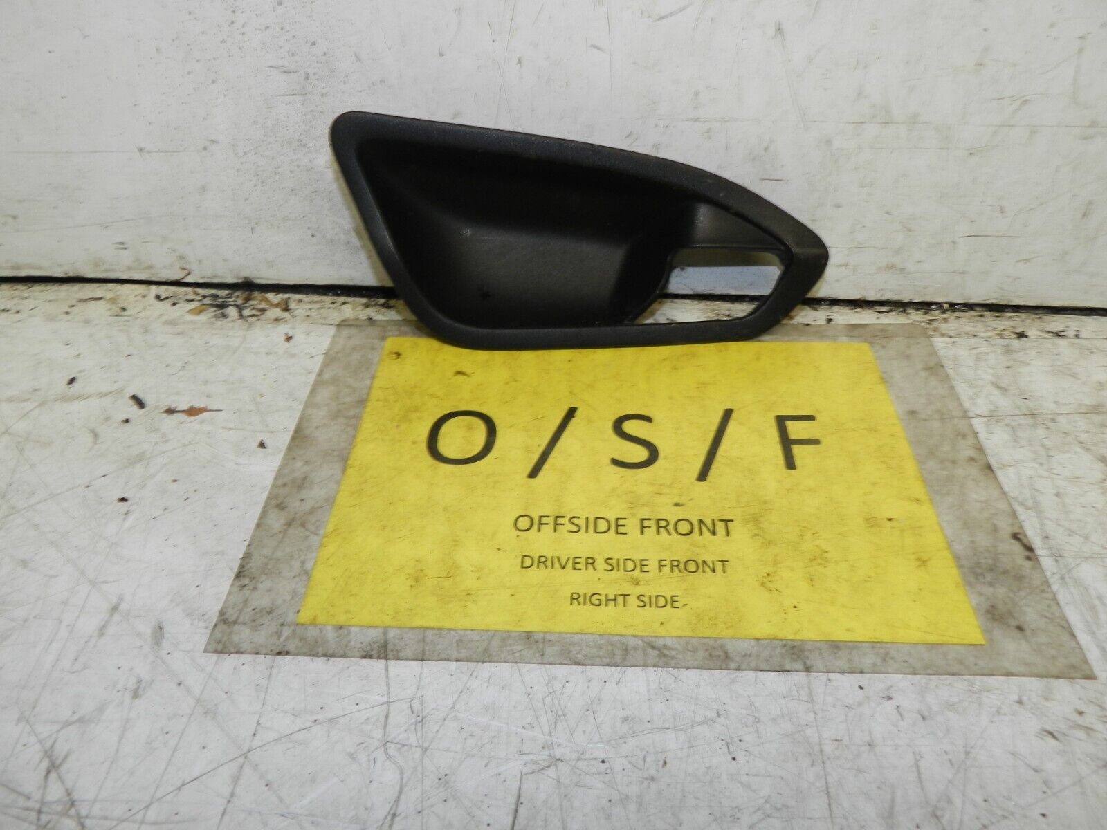 2014 BMW 1 SERIES F21 118D. DRIVER SIDE DOOR HANDLE SURROUND