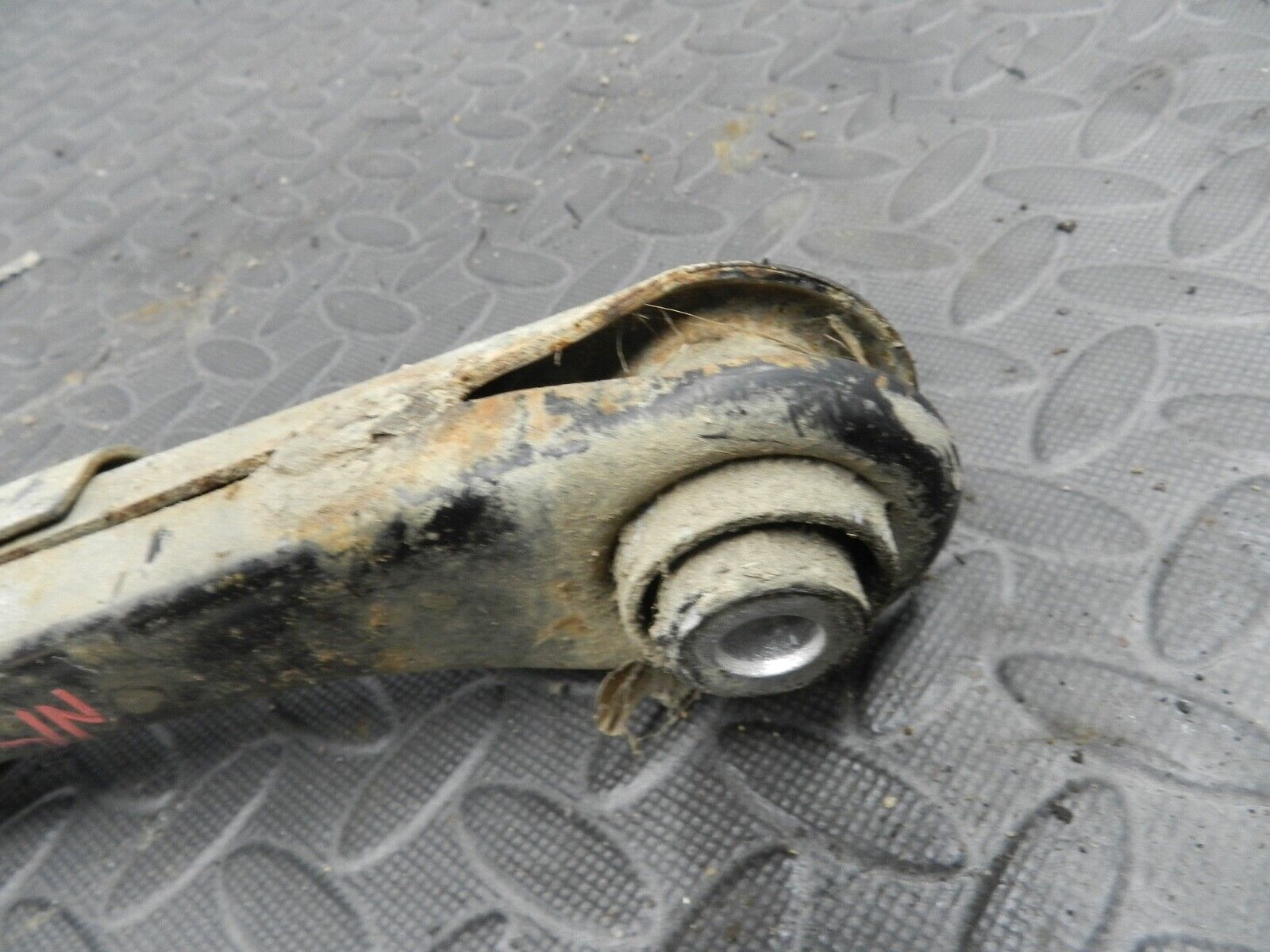 143. 2003 BMW 318Ci E46 CONVERTIBLE. PASSENGER SIDE SUSPENSION ARM - Image 3