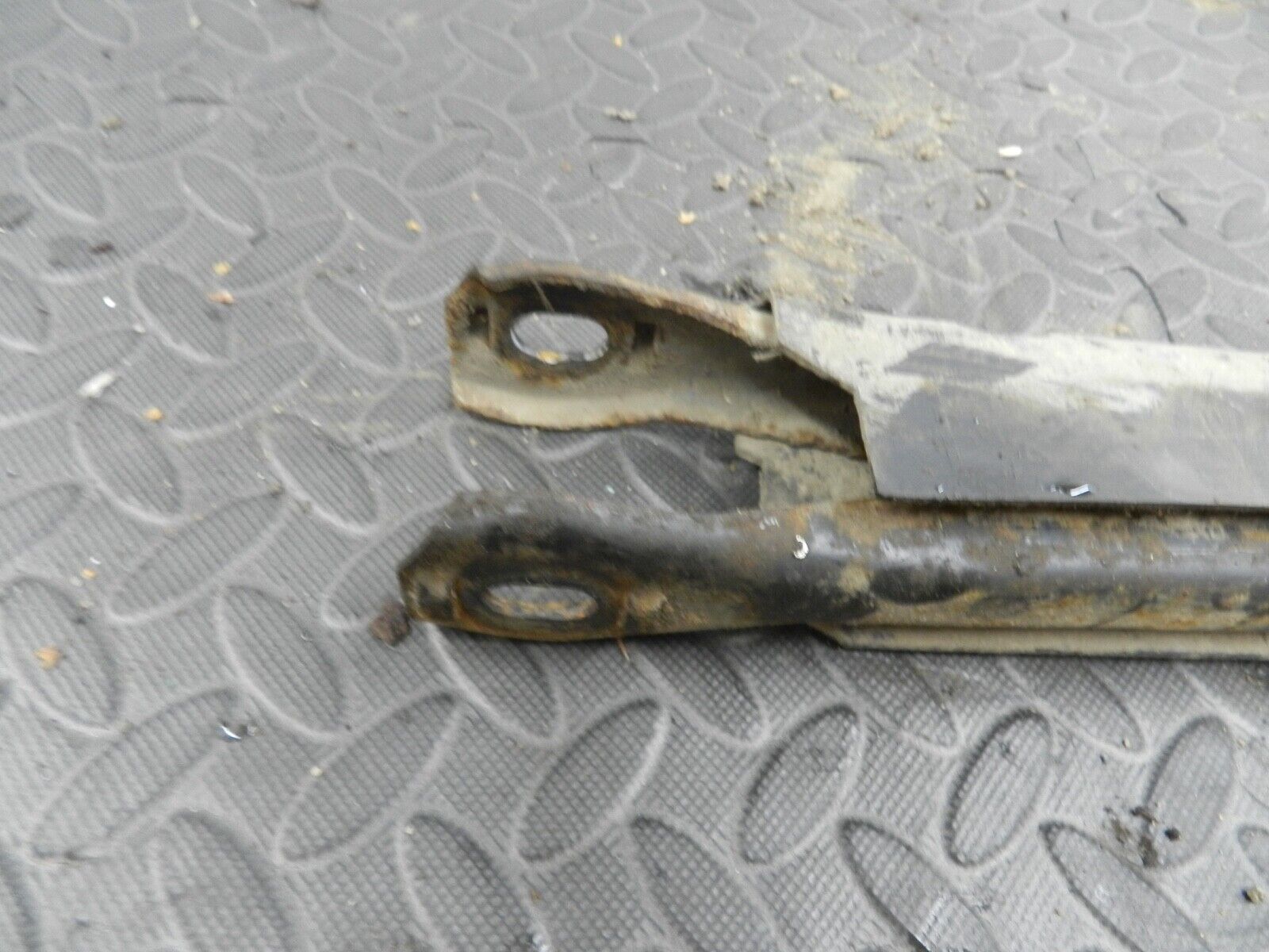 143. 2003 BMW 318Ci E46 CONVERTIBLE. PASSENGER SIDE SUSPENSION ARM - Image 4